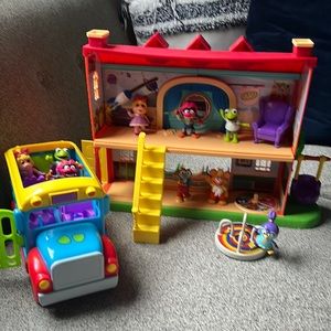 Muppet babies school house and school bus